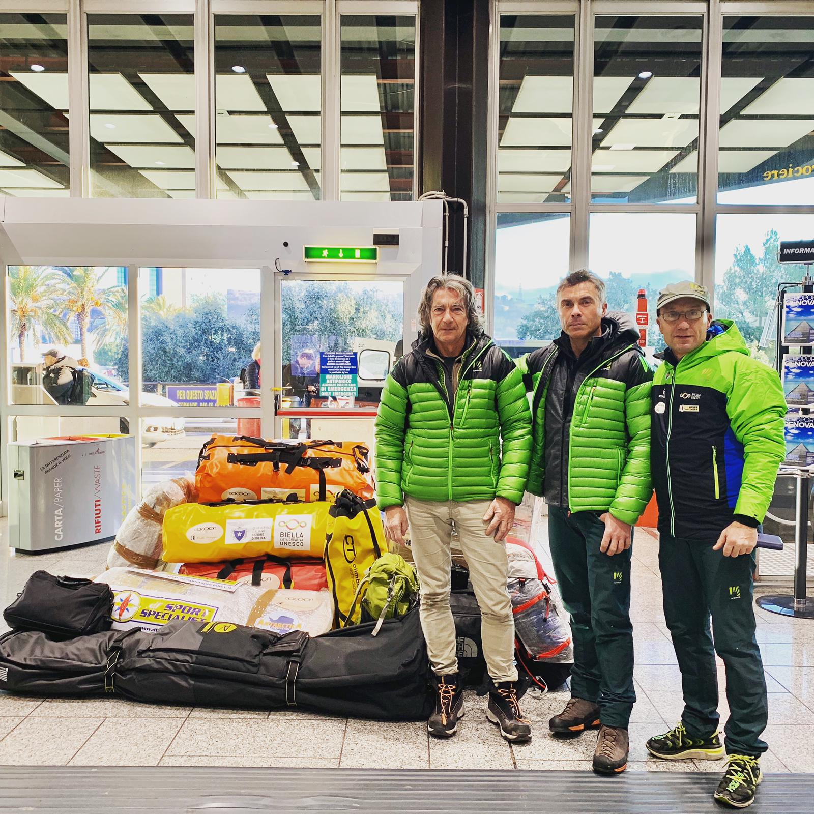 I TRE ALPINISTI IN AEROPORTOj.peg