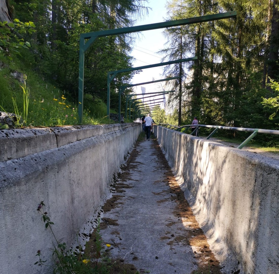 Rettilineo della vecchia pista da bob di Cortina luglio 2022 © Cai
